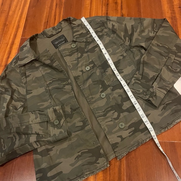 Sanctuary Green Camo {rint Jacket Blazer Frayed Hem Long Sleeve Top Size Large - Picture 5 of 8